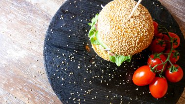 Restoranda köfteli hamburger.