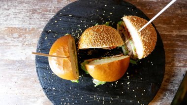 Restoranda köfteli hamburger.