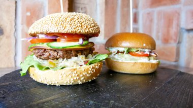 Restoranda köfteli hamburger.