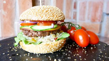 Restoranda köfteli hamburger.