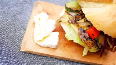 Restoranda köfteli hamburger.