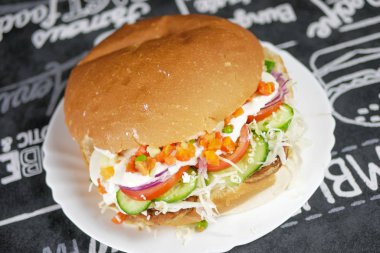 Restoranda köfteli hamburger.