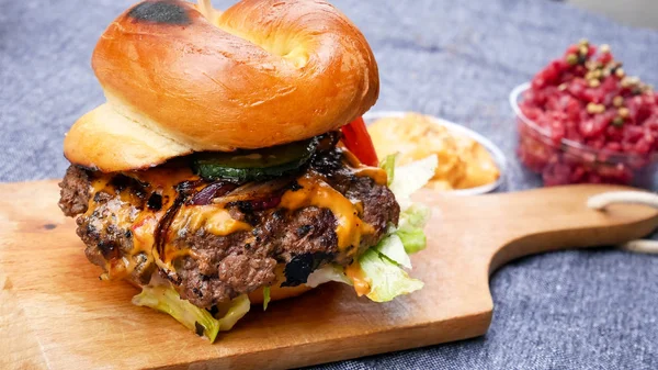 Restoranda köfteli hamburger.