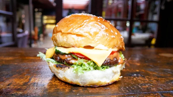 Restoranda köfteli hamburger.