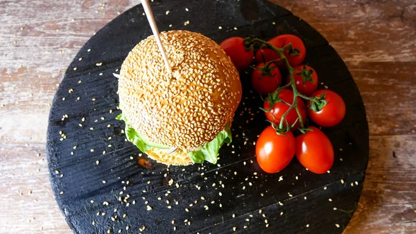 Restoranda köfteli hamburger.