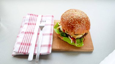 Restoranda köfteli hamburger.