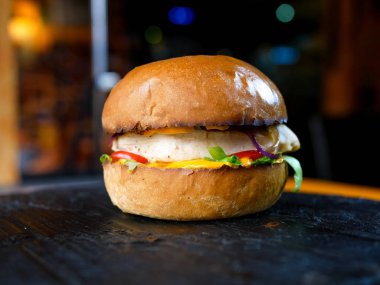 Restoranda köfteli hamburger.