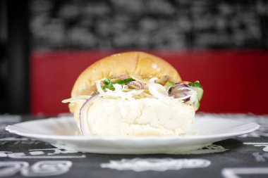 Restoranda köfteli hamburger.