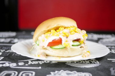 Restoranda köfteli hamburger.