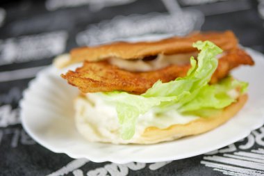 Restoranda köfteli hamburger.