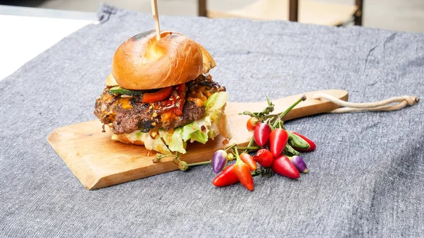 Restoranda köfteli hamburger.