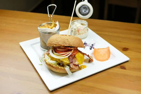 Restoranda köfteli hamburger.