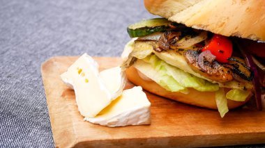 Restoranda köfteli hamburger.