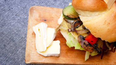 Restoranda köfteli hamburger.