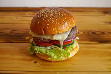 Restoranda köfteli hamburger.