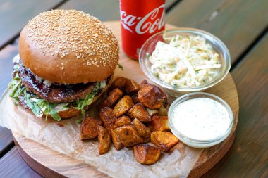 Hamburger ve içecek masada.