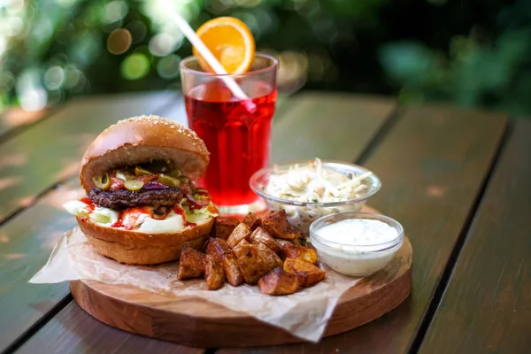 Hamburger ve içecek masada.