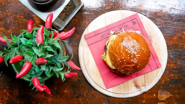 Restoranda köfteli hamburger.