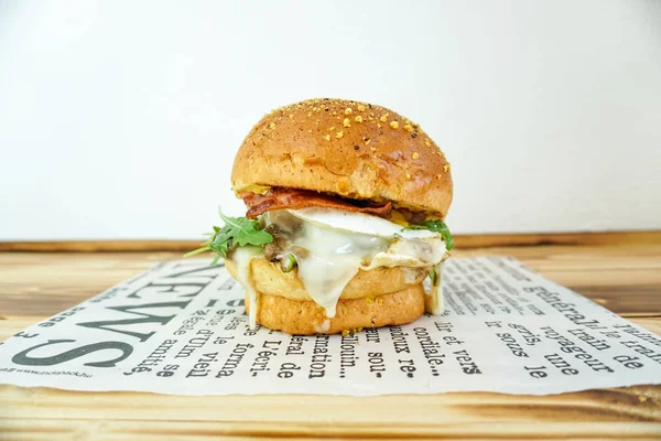 Restoranda köfteli hamburger.