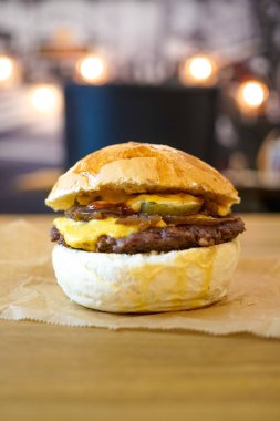 Restoranda köfteli hamburger.