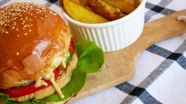 Restoranda köfteli hamburger.