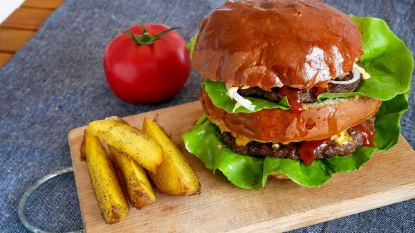 Meaty Hamburger Restaurant — Stock Photo, Image