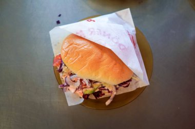 Restoranda köfteli hamburger.