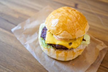 Restoranda köfteli hamburger.