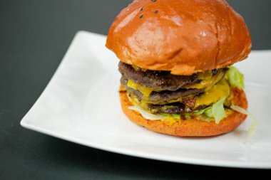 Restoranda köfteli hamburger.