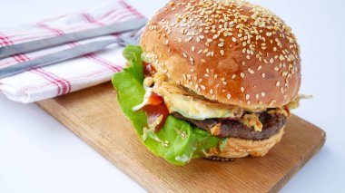 Restoranda köfteli hamburger.