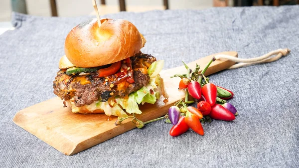 Restoranda köfteli hamburger.