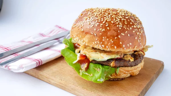 Restoranda köfteli hamburger.