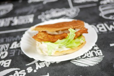 Restoranda köfteli hamburger.