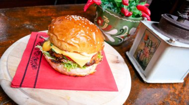 Restoranda köfteli hamburger.