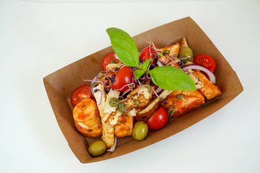 Lokanta masasındaki lezzetli tavuk yemeğinin yakın plan görüntüsü.