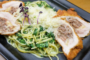 Restoran masasındaki gurme tavuk yemeğinin yakın plan görüntüsü. 