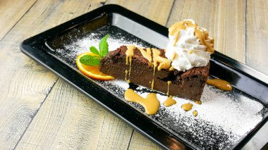 Lokanta masasının üzerindeki tatlı kekin yakın plan görüntüsü.