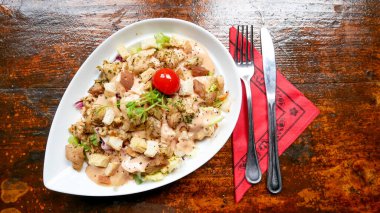 Lokanta masasındaki lezzetli tavuk yemeğinin yakın plan görüntüsü.