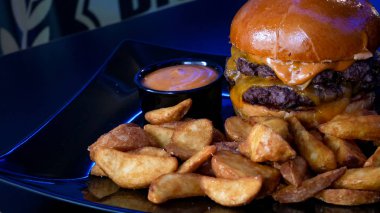 Lezzetli hamburger ve patates kızartması, fast food konsepti.