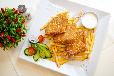 Restoran masasındaki gurme tavuk yemeğinin yakın plan görüntüsü.