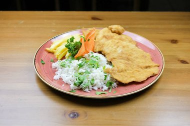 Restoran masasındaki gurme tavuk yemeğinin yakın plan görüntüsü. 