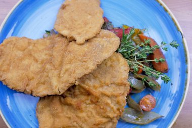 Restoran masasındaki gurme tavuk yemeğinin yakın plan görüntüsü. 