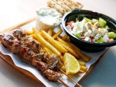 Restoran masasındaki gurme tavuk yemeğinin yakın plan görüntüsü.