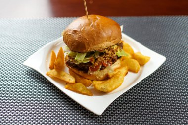 Lezzetli hamburger ve patates kızartması, fast food konsepti.