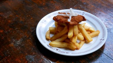 Restoran masasındaki gurme tavuk yemeğinin yakın plan görüntüsü. 