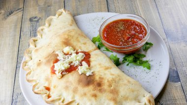 Restoran masasındaki gurme calzone 'nin yakın plan görüntüsü