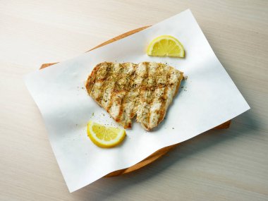 Restoran masasındaki gurme tavuk yemeğinin yakın plan görüntüsü.