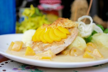 Restoran masasındaki gurme tavuk yemeğinin yakın plan görüntüsü. 