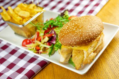 Lezzetli hamburger ve patates kızartması, fast food konsepti.