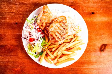 Restorandaki gurme tavuk yemeğinin yakın plan görüntüsü.  